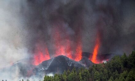 Volcán entra en erupción en España