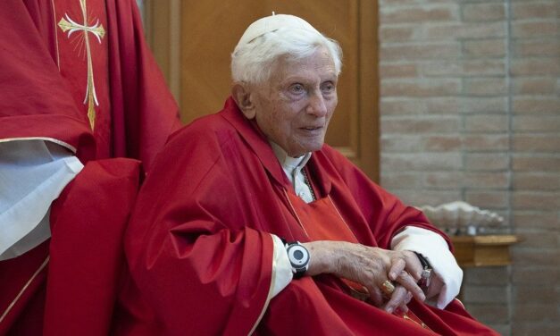 Benedicto XVI pide perdón a las víctimas de abusos y defiende su inocencia