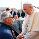Andrea Bocelli se reencuentra con el Papa Francisco en el Vaticano