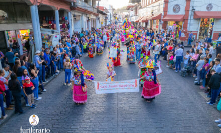 Los Barrios de Uruapan celebran su tradicional Carnaval con un gran desfile